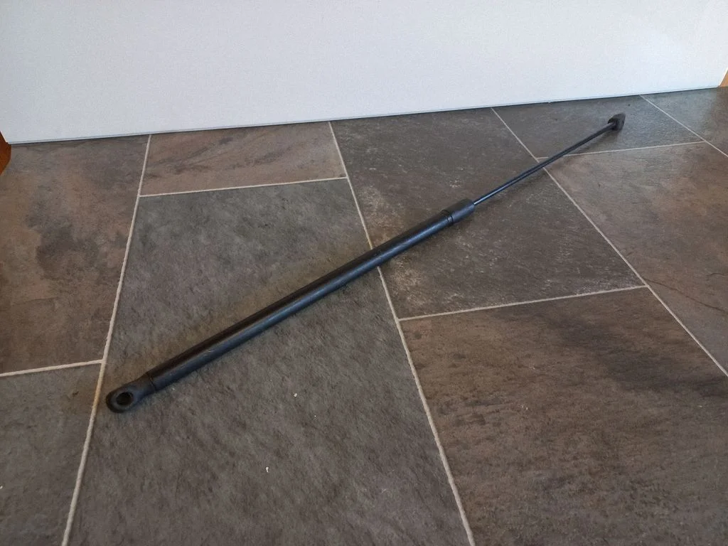 Motora pārsega amortizators 3C0823359A