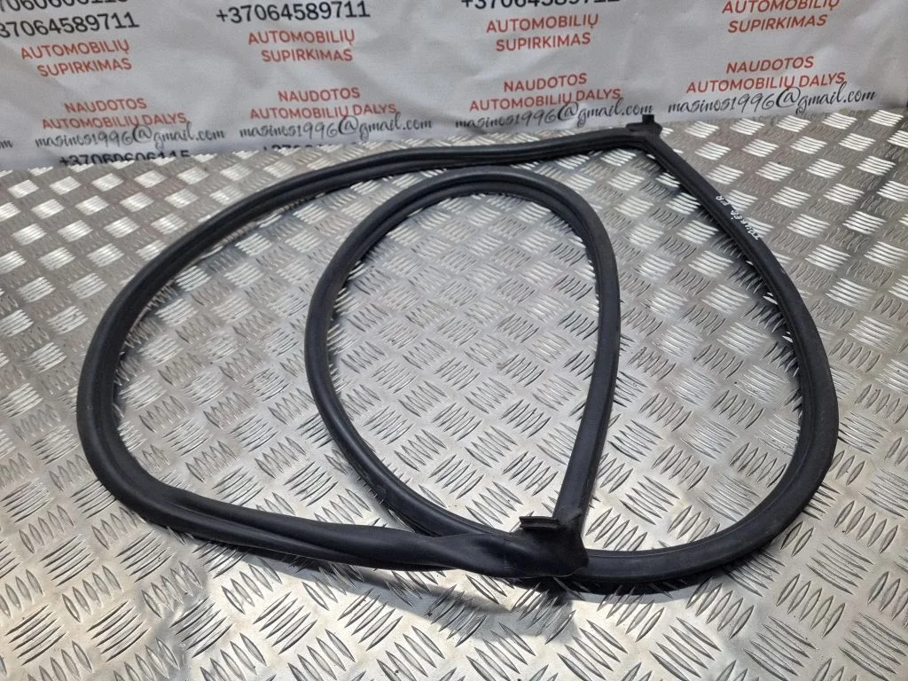 Uszczelka komory silnika – Volkswagen Touareg I (2002-2010)