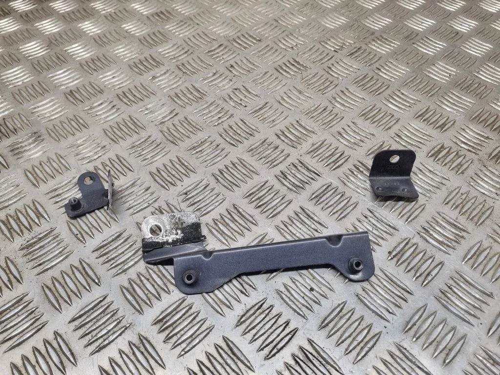 Fender mounting bracket – Audi A8 S8 D3 4E (2002-2009)