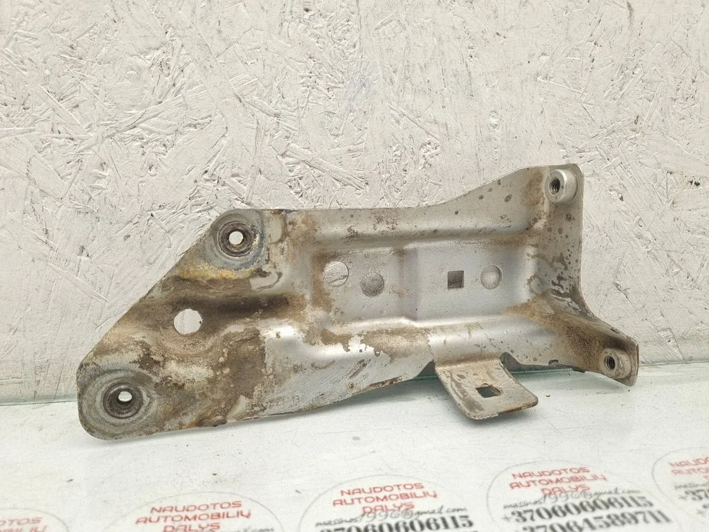 Fender mounting bracket 8P0821136