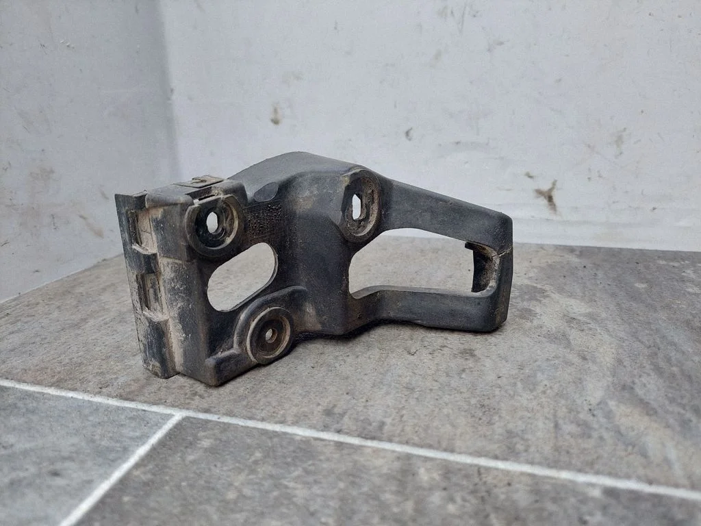 Poritiiva kinnitusklamber 8E0853922D