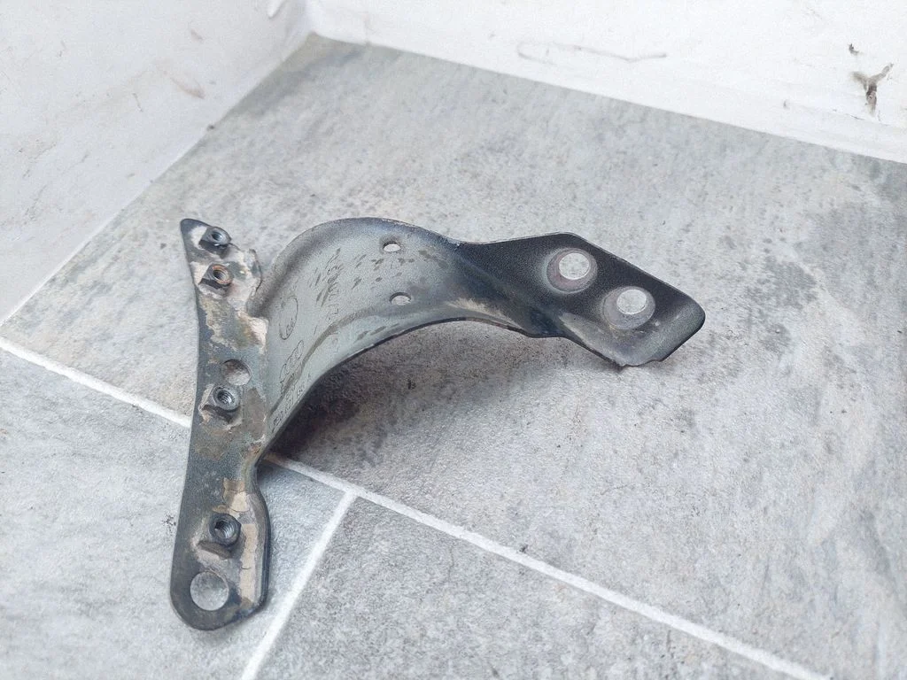 Poritiiva kinnitusklamber 8E0821136A