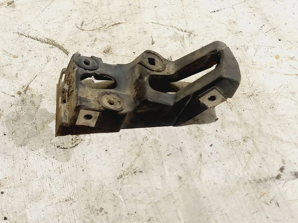 Fender mounting bracket – right