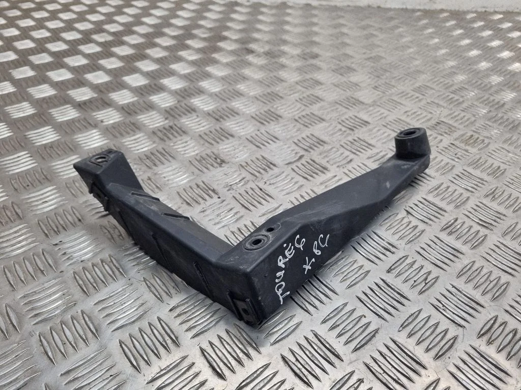 Rear bumper mounting bracket 7L6807861