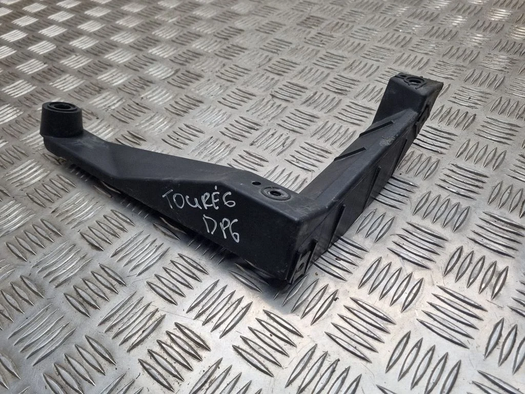 Rear bumper mounting bracket 7L6807862