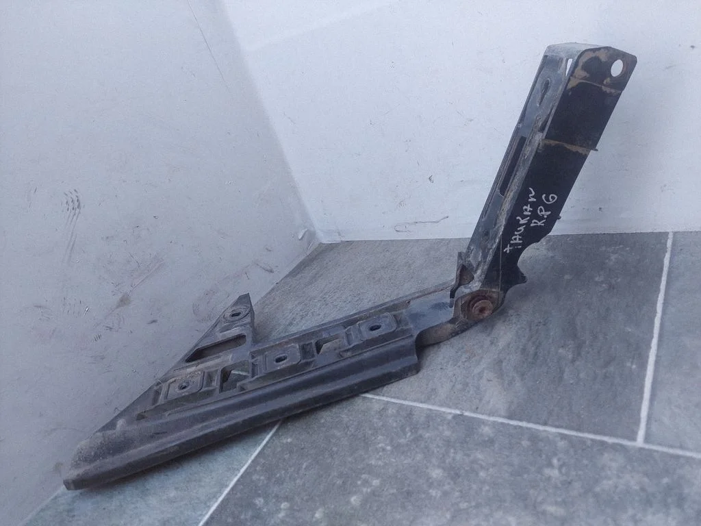 Rear bumper mounting bracket 1T0837375A