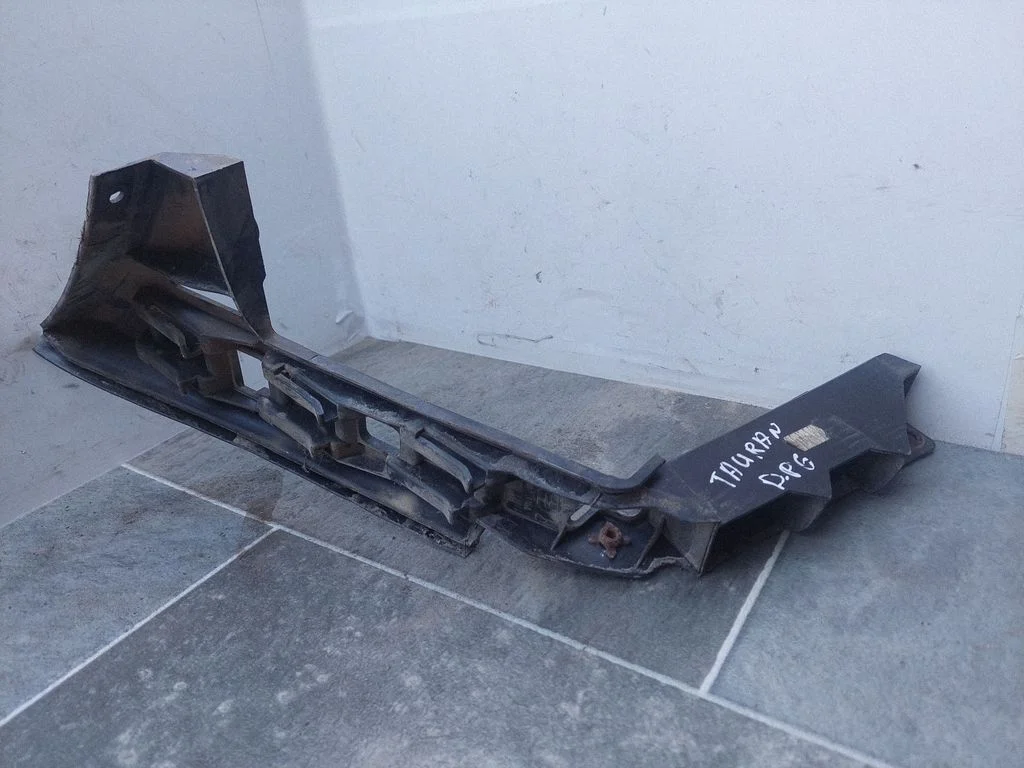 Rear bumper mounting bracket 1T0837376A