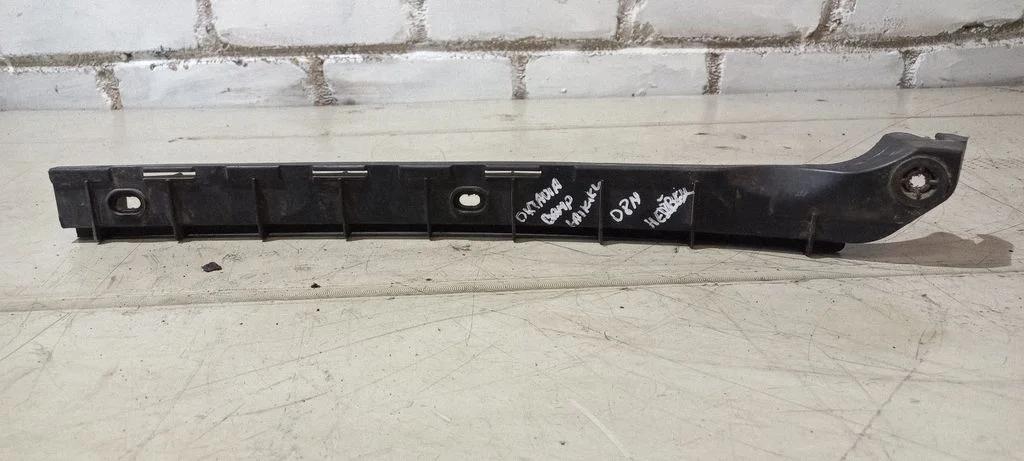 Rear bumper mounting bracket 1Z5807863