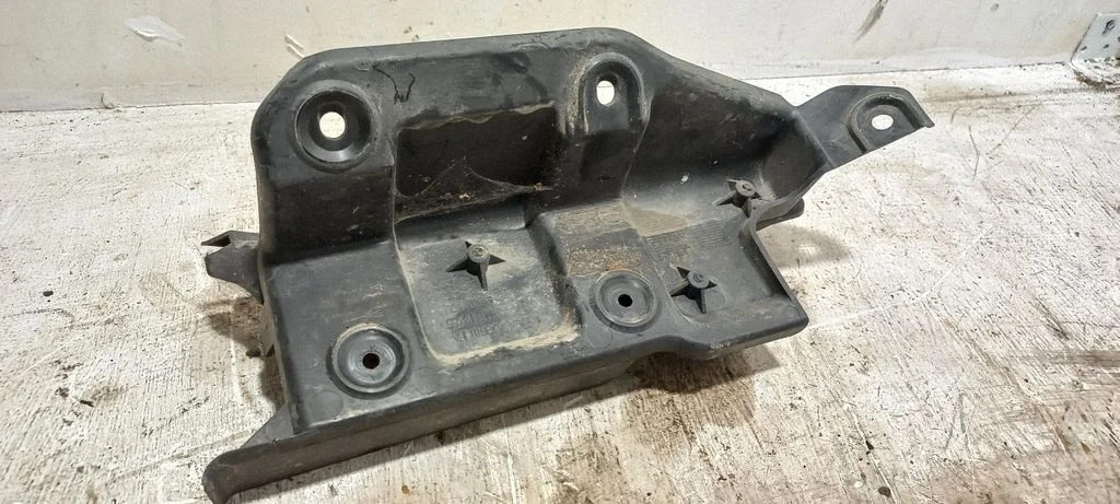 Tagumise kaitseraua kinnitusklamber – Audi A6 Allroad C6 (2006-2011)