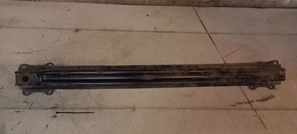 Rear bumper mounting bracket