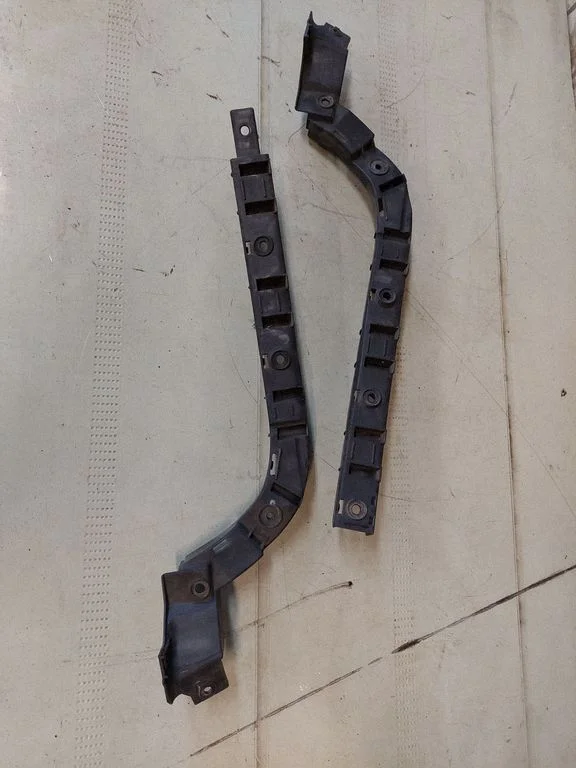 Rear bumper mounting bracket 5P5807861
