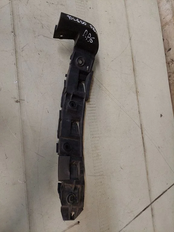 Rear bumper mounting bracket 5P5807394