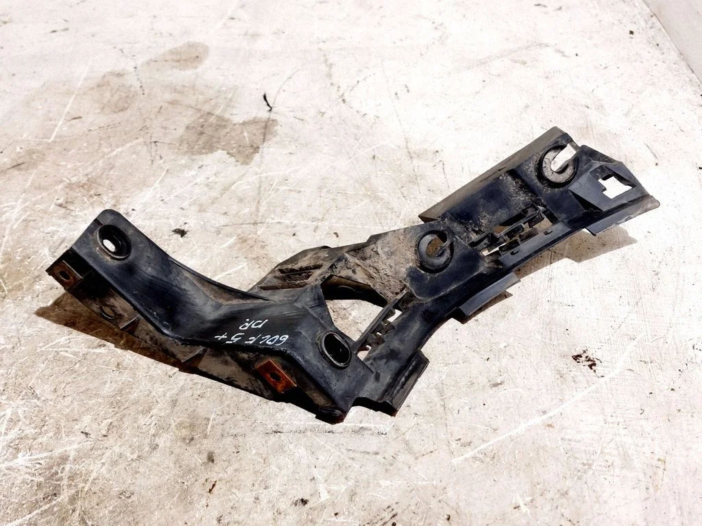 Rear bumper mounting bracket 5M0807376