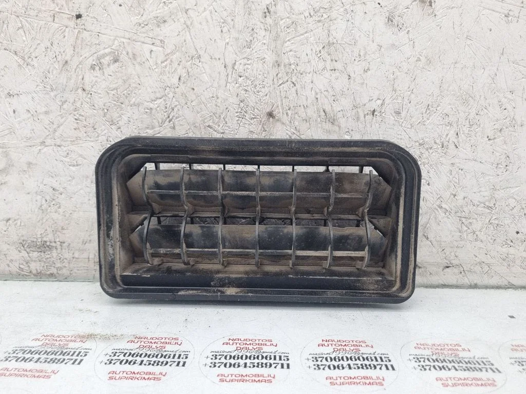 Quarter panel pressure vent 3C0819465