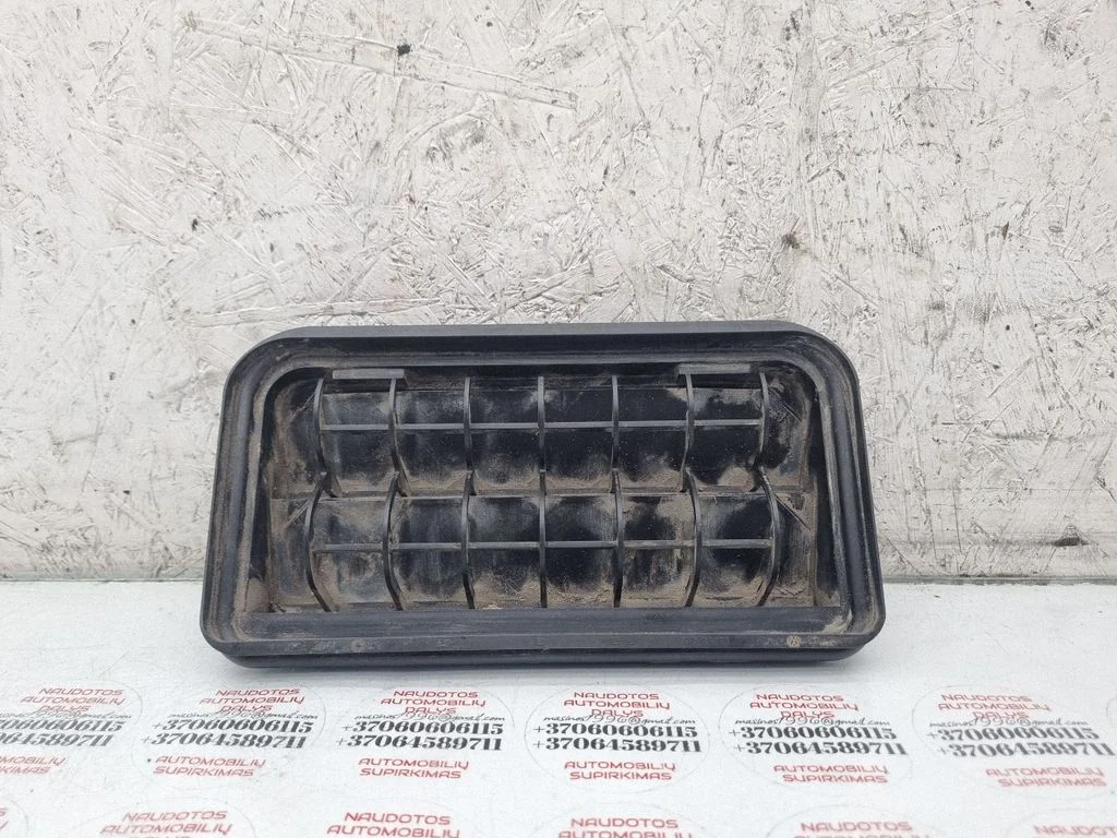 Quarter panel pressure vent 3C0819465