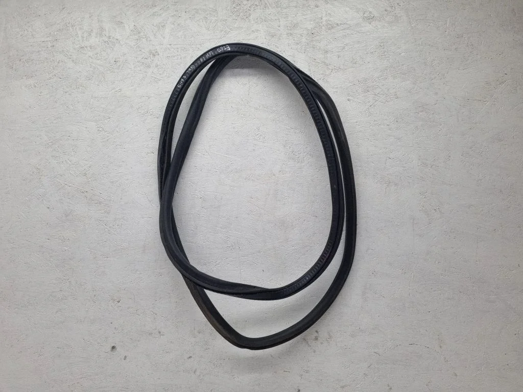 Loading door rubber seal (on body) 8E9827705P
