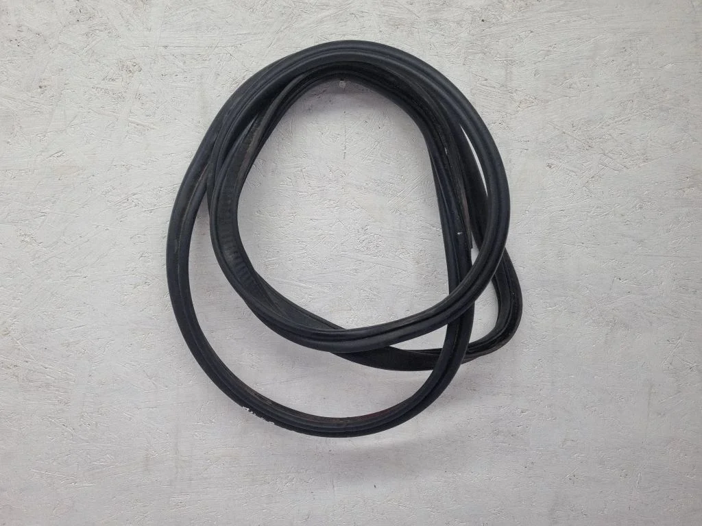 Loading door rubber seal (on body) – rear