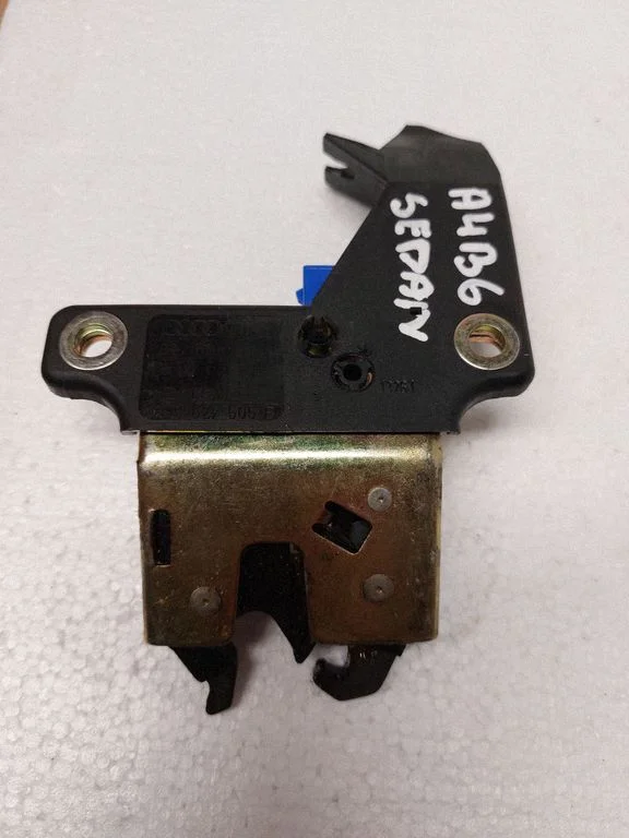 Zamek klapy bagażnika 8E5827505