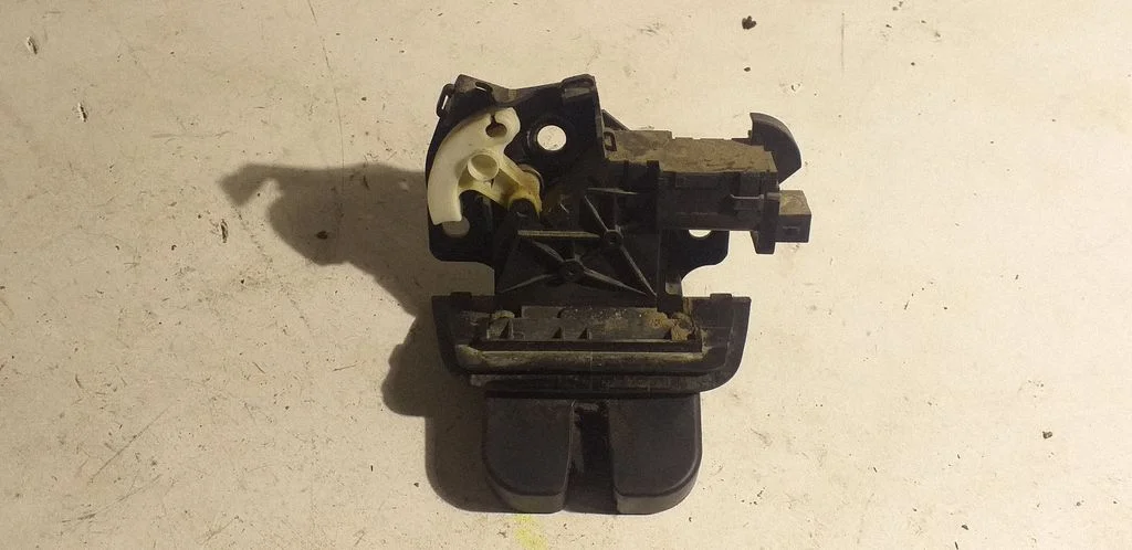 Tailgate/trunk/boot lock/catch/latch 8E9827520A