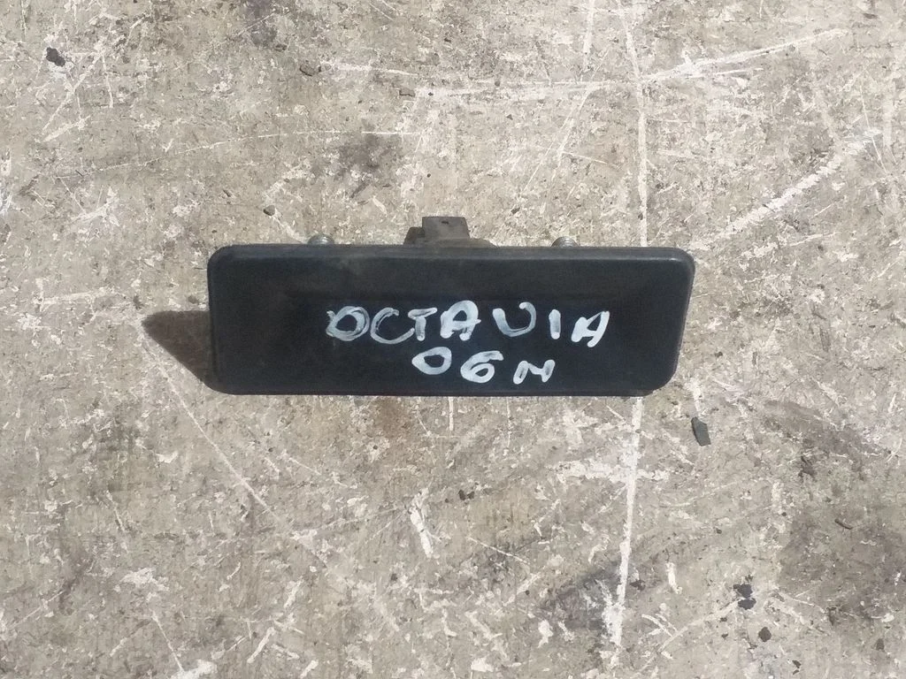 Tailgate/trunk/boot exterior handle – Skoda Octavia Mk2 (1Z) (2004-2013)