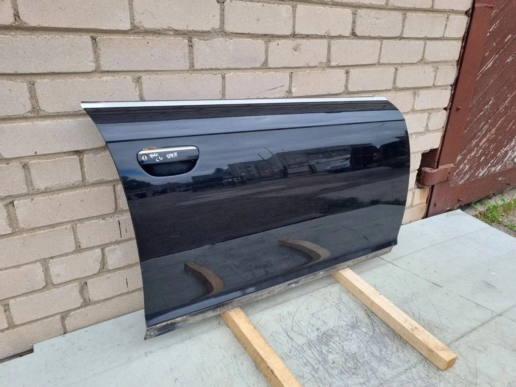 Front door – front right