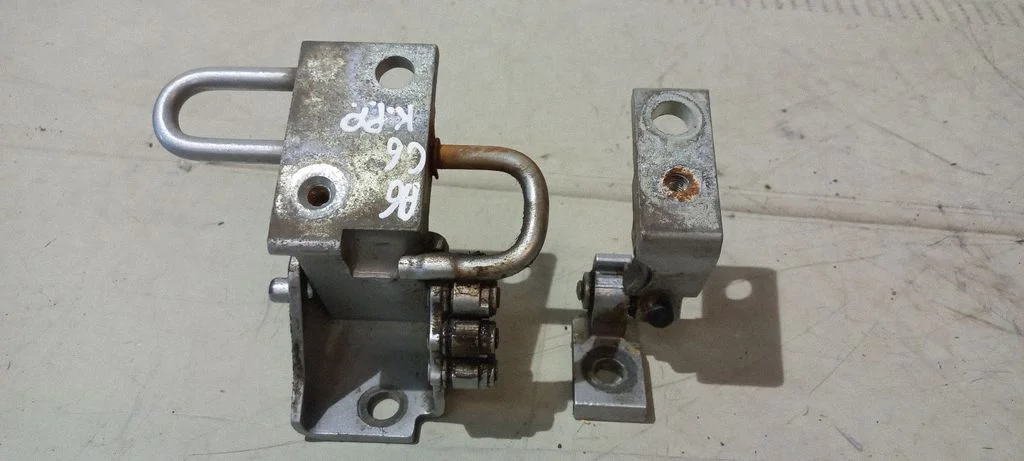 Front door hinges set – Audi A6 Allroad C6 (2006-2011)