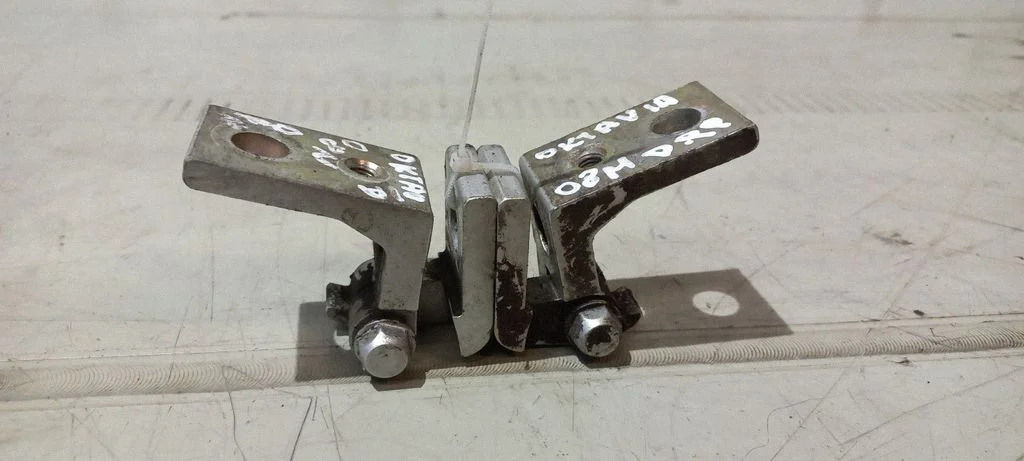 Front door hinges set – Skoda Octavia Mk2 (1Z) (2004-2013)