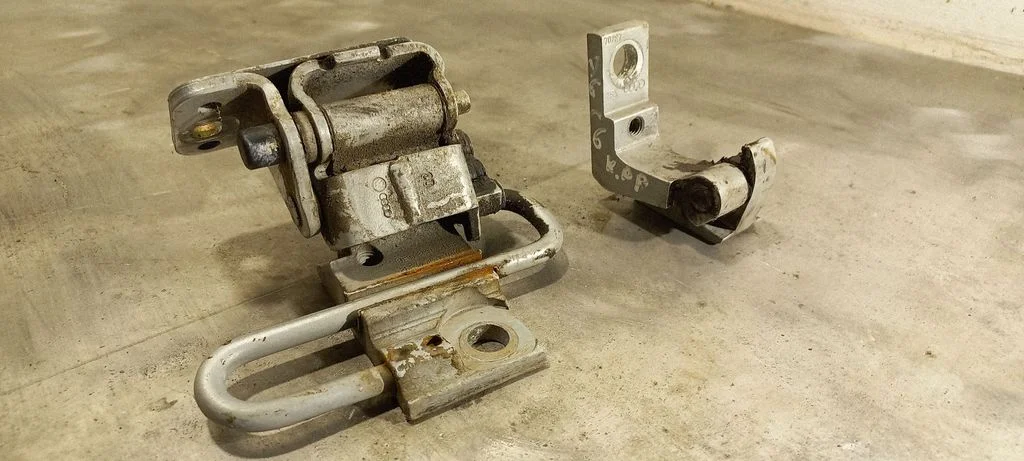 Front door hinges set – Audi A6 Allroad C6 (2006-2011)