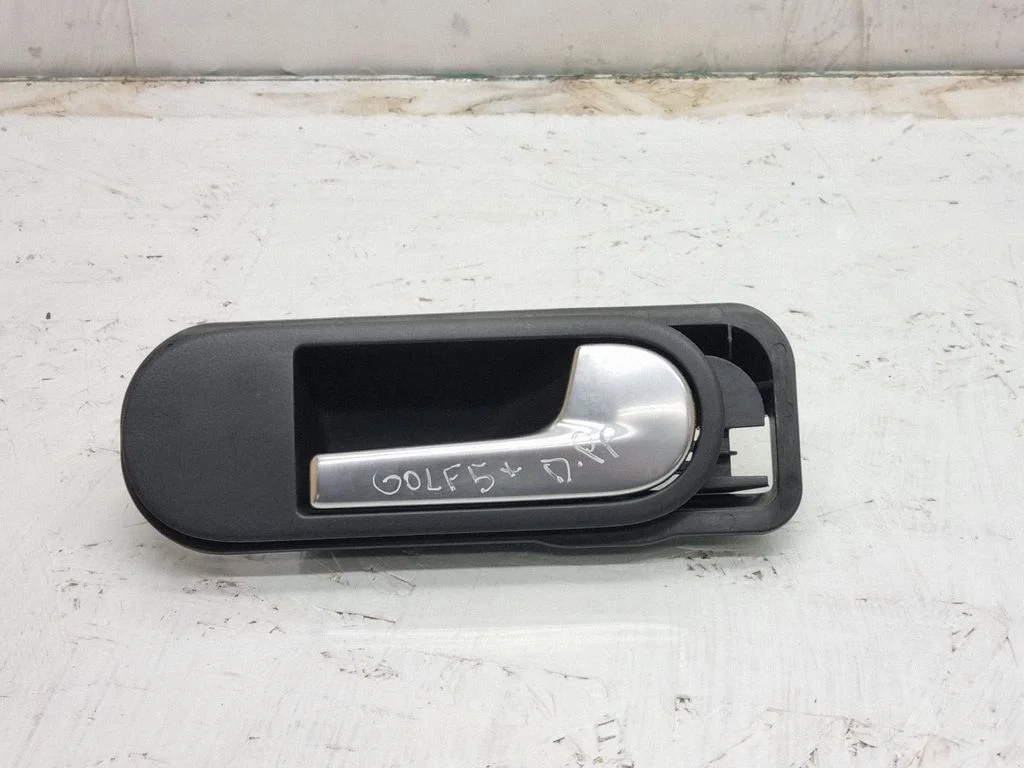 Esiukse sisemine käepide – Volkswagen Golf Plus (2005-2013)