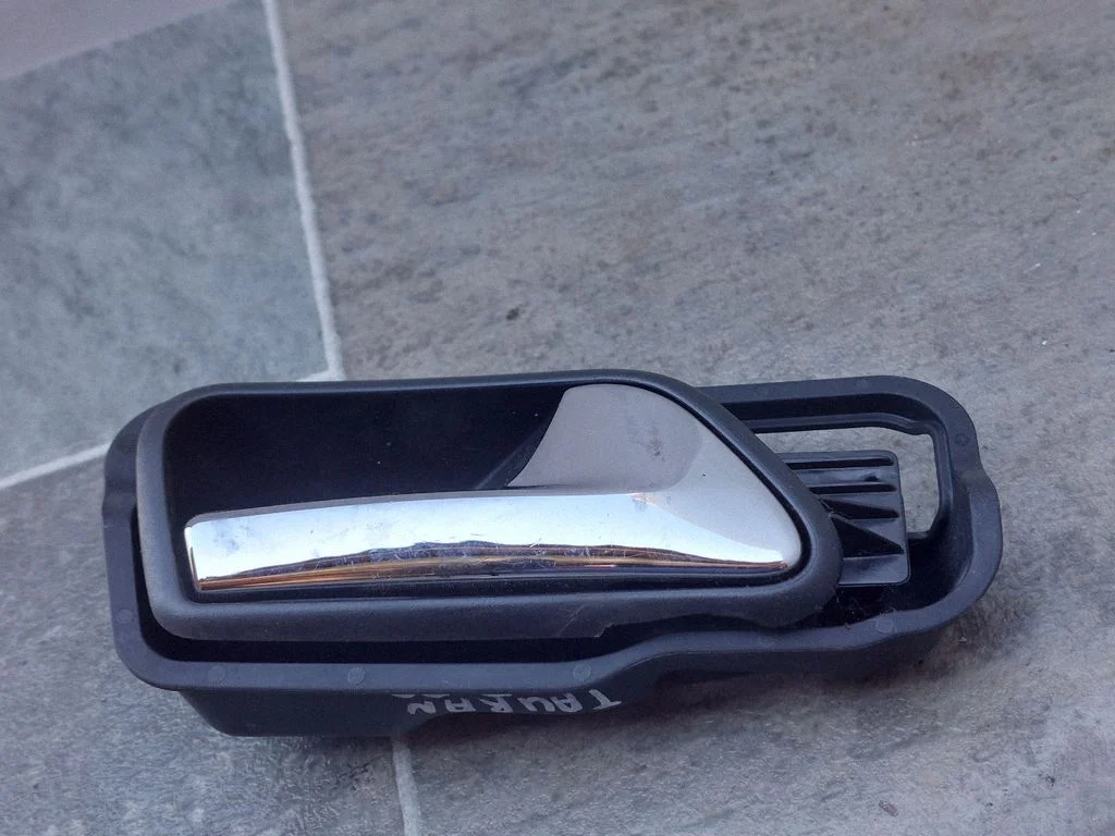 Front door interior handle 1T0837198A