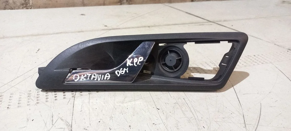 Front door interior handle 1Z0837247