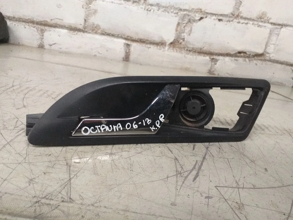 Klamka wewnętrzna drzwi przednich 1Z0837247