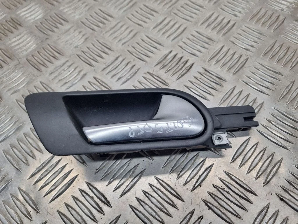 Esiukse sisemine käepide – Volkswagen Golf Plus (2005-2013)
