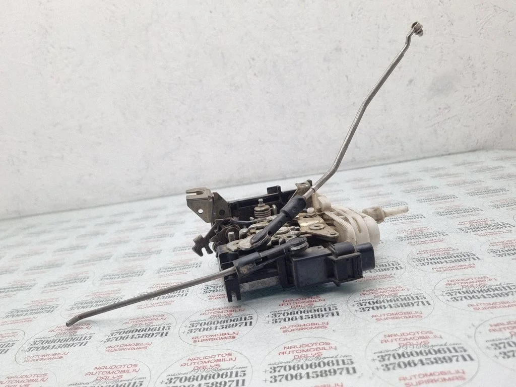 Front door lock 8D1837015F