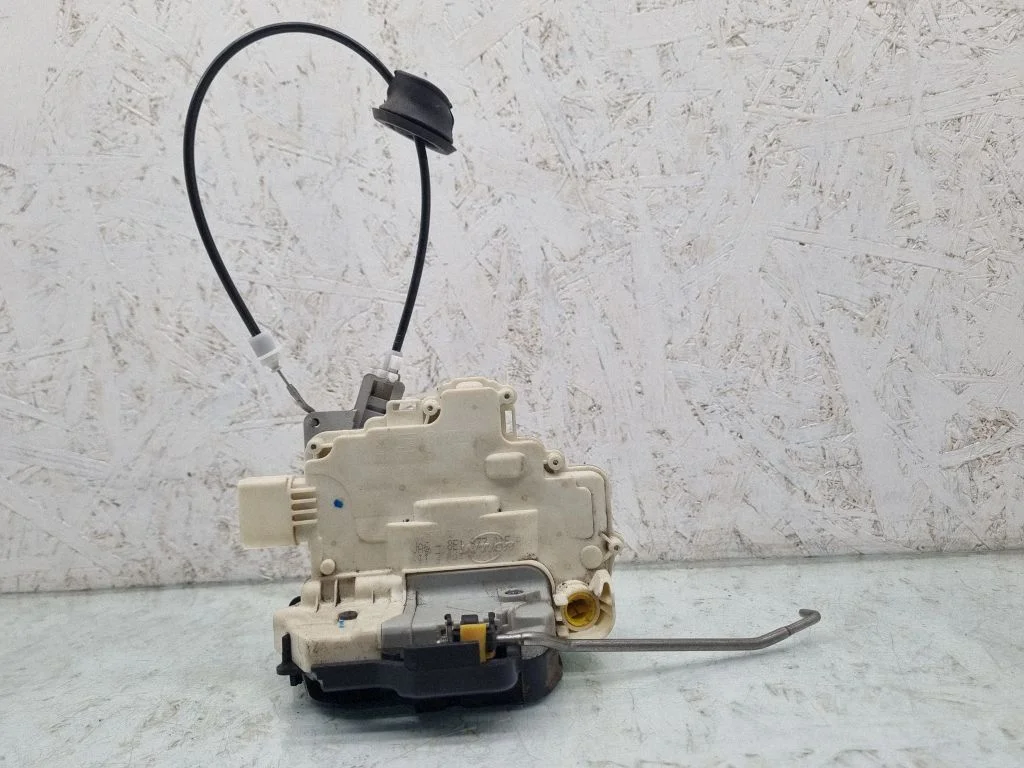 Front door lock 8E1977015AA