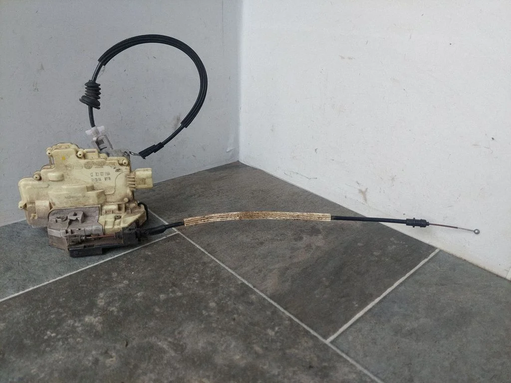 Front door lock 3C1837016A