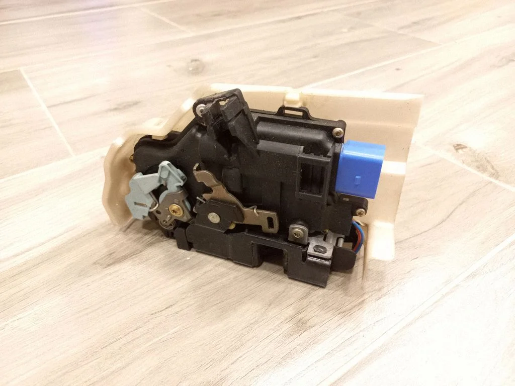Front door lock – front left