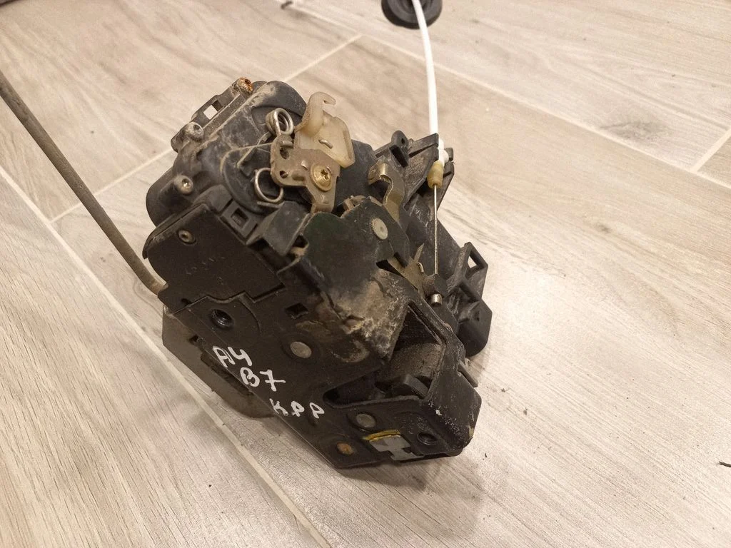 Esiukse lukk 4B1837015G