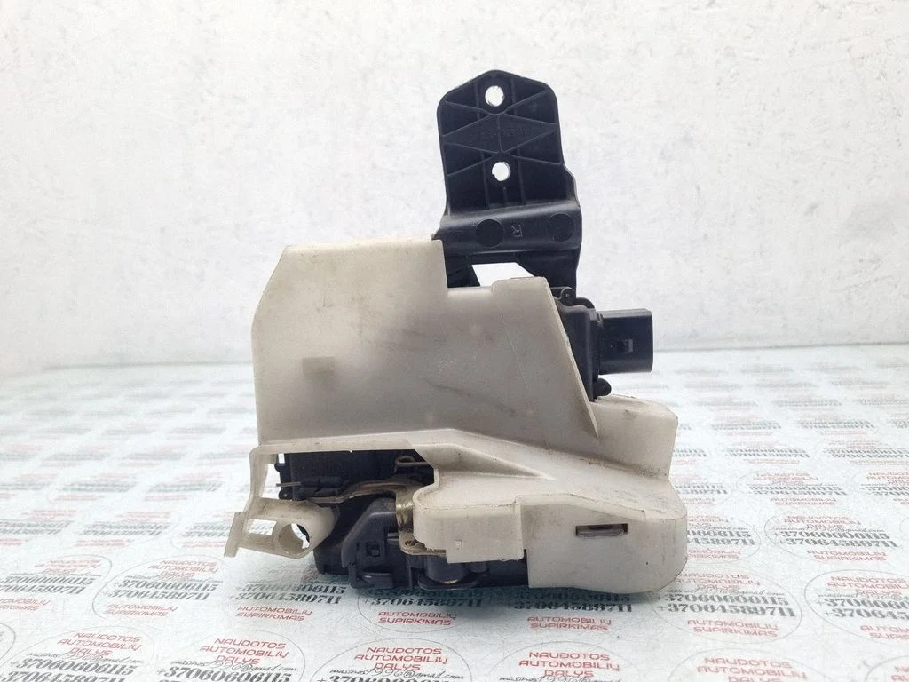 Front door lock – front right