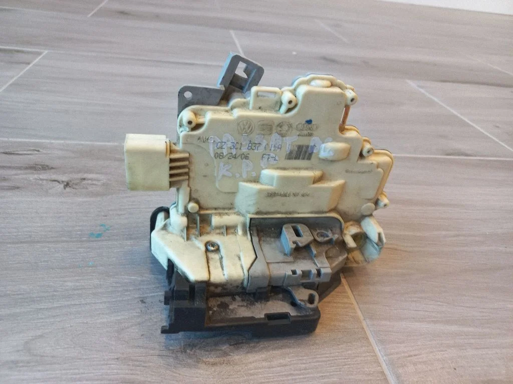Front door lock 3C1837015A