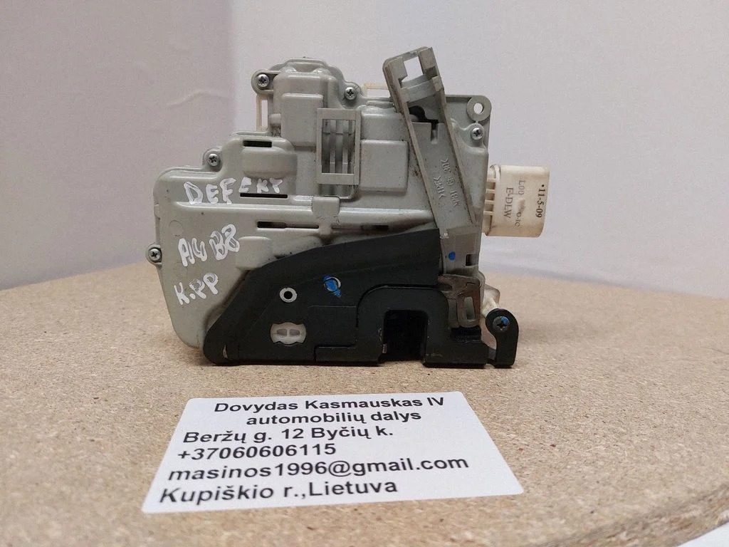 Priekšējo durvju slēdzene 8J1837015A