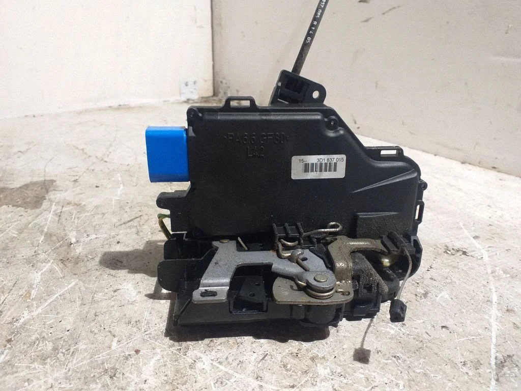 Zamek drzwi przednich 3D1837015
