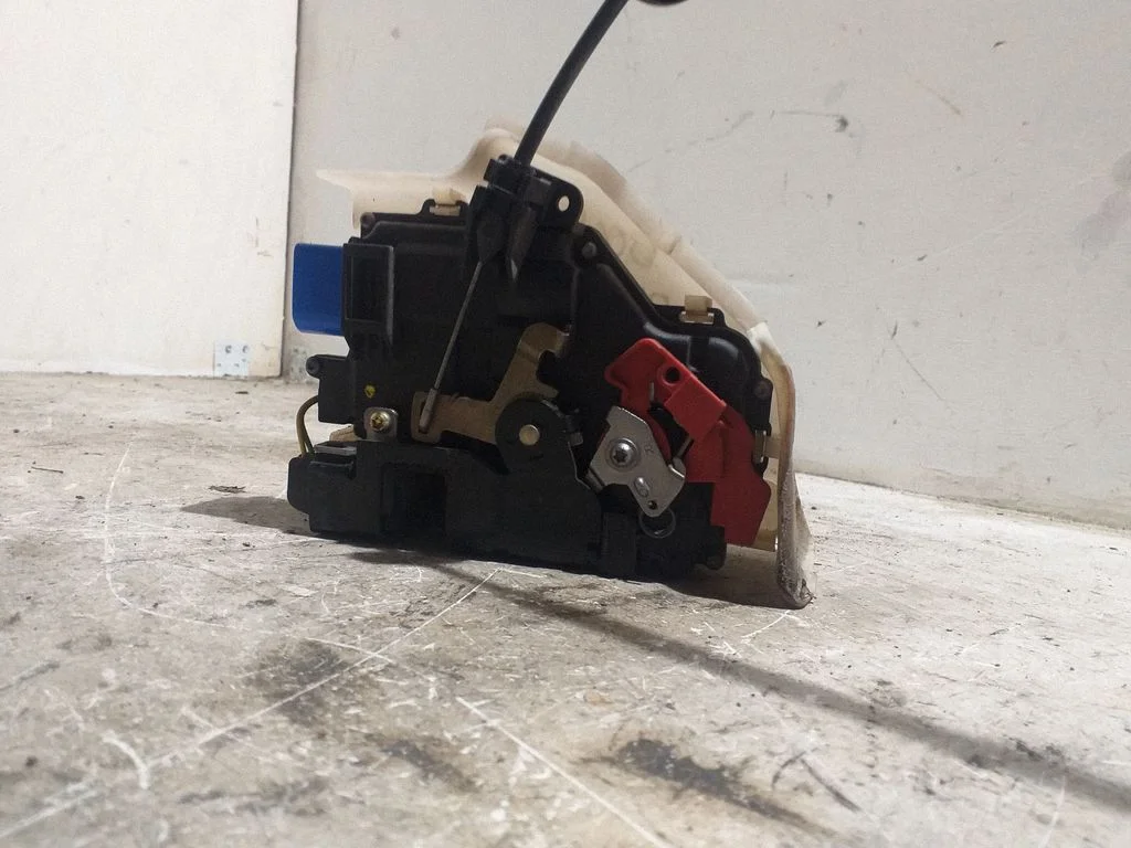 Zamek drzwi przednich 3D1837016