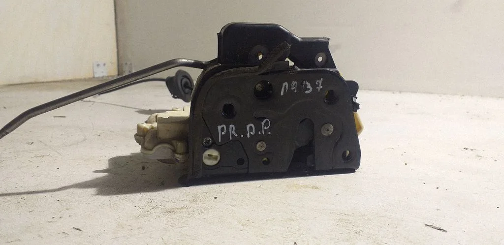 Front door lock 8E1837016AA