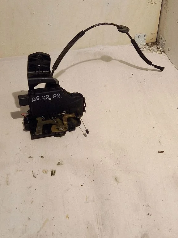 Front door lock 3B0837867