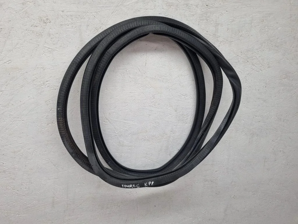 Front door rubber seal – Volkswagen Touareg I (2002-2010)