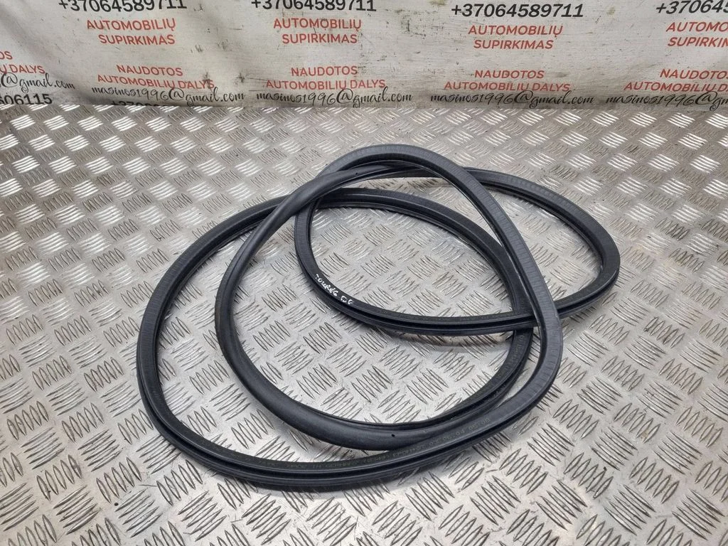 Front door rubber seal – Volkswagen Touareg I (2002-2010)