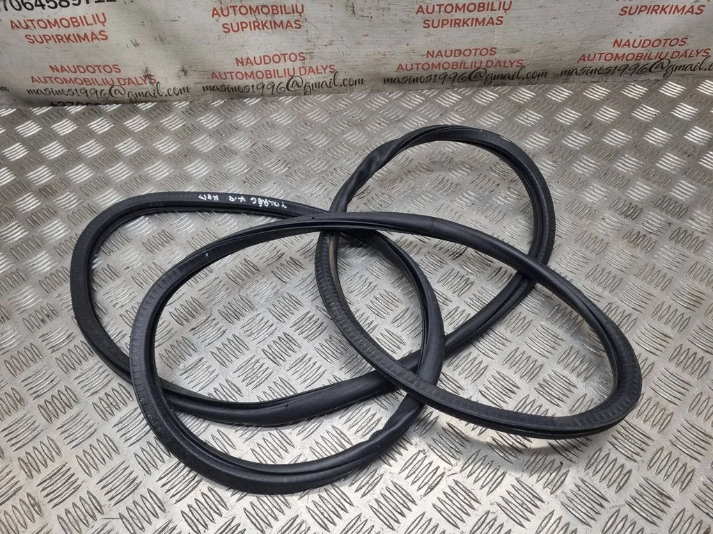 Front door rubber seal – Volkswagen Touareg I (2002-2010)