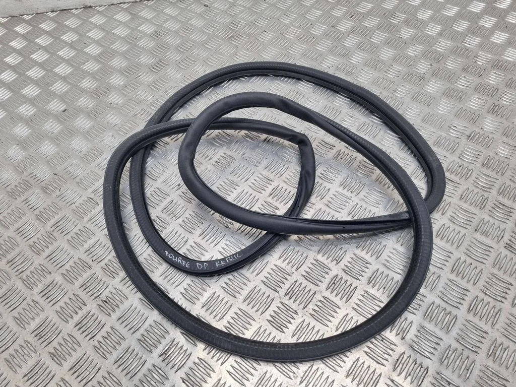 Front door rubber seal – Volkswagen Touareg I (2002-2010)