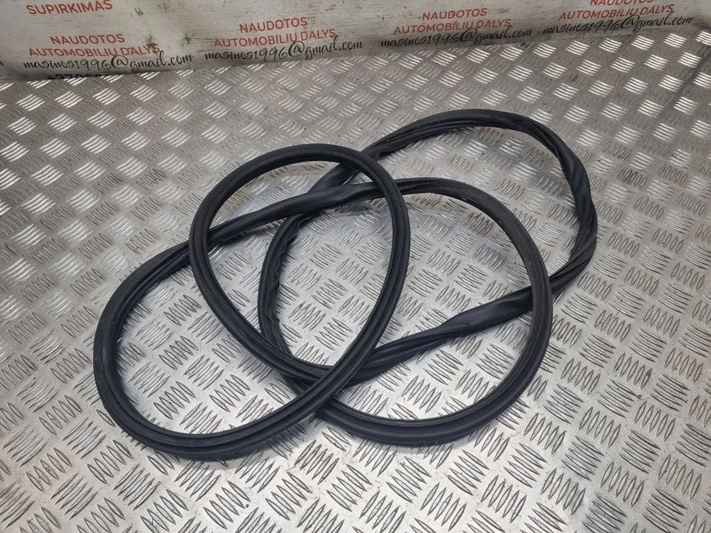Front door rubber seal – Volkswagen Touareg I (2002-2010)